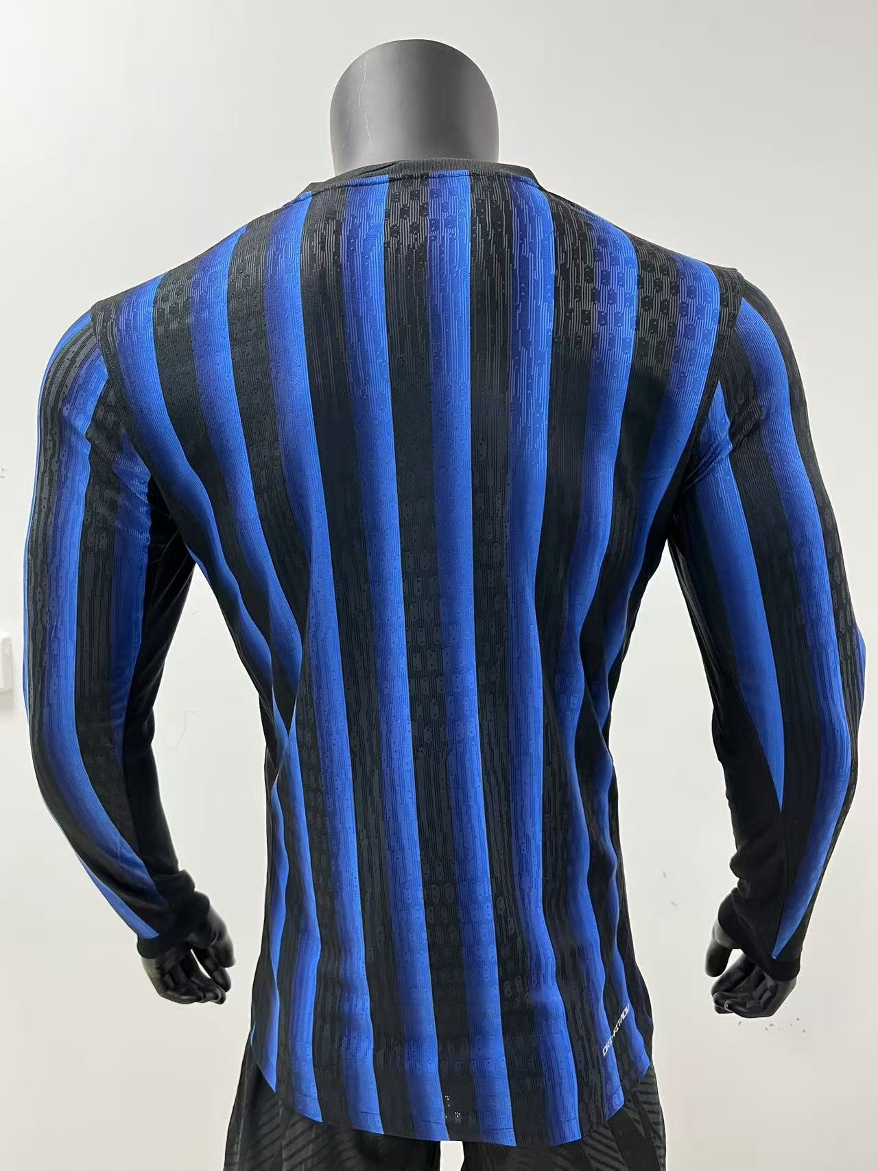 Inter Milán Local 25/26 Manga Larga Versión Jugador - Image 4