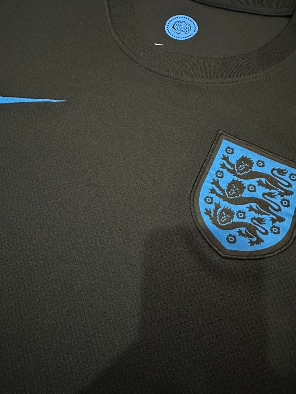 Inglaterra Visita 25/26 Versión Fan - Image 3