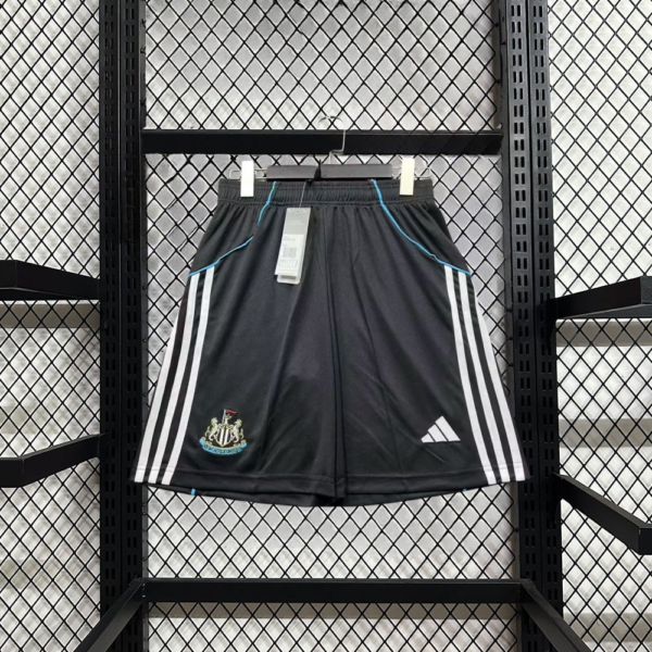 Short + Calcetas Newcastle 25/26 Local