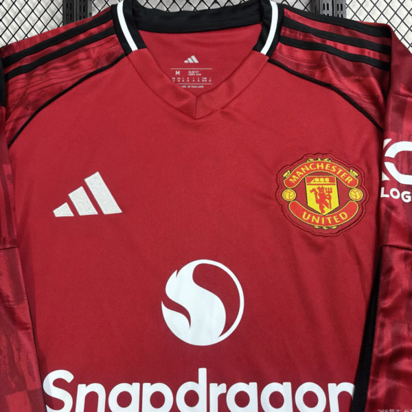 Manchester United Local 25/26 Manga Larga Versión Fan - Image 2